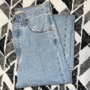 Levi’s • Ribcage Straight Ankle• Size 25